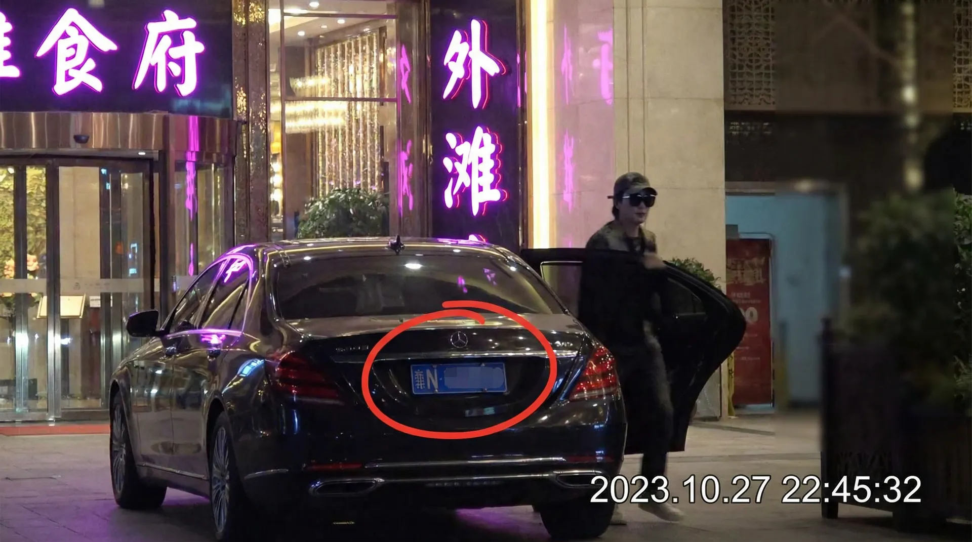 高校体育平台 - 豪车餐厅外偷拍